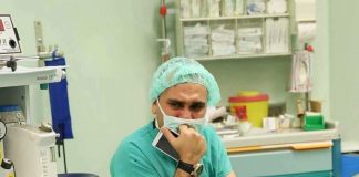„Vă rog să respectați femeile pentru că acestea trec prin văile morții pentru a da naștere unor vieti noi” – Acesta este mesajul plin de emotie al unui doctor după ce o mamă a murit în timpul cezarienei