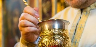 Virusul ucigaş Covid-19 se transmite prin folosirea linguriţei şi a vasului de la împărtăşanie