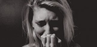 Nu esti bărbat atunci când lovesti o femeie