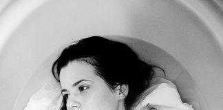 Degeaba te-ai întors – Azi nu-ţi mai aparţine nici zâmbetul meu, nici trupul meu, nici mâna mea – suntem doar doi străini cu drumuri diferite