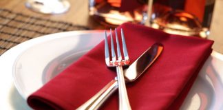 Codul bunelor maniere într-un rezumat care te va ajuta să nu te faci de râs când iesi în lume!