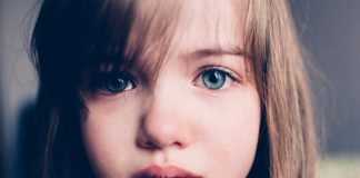 Lipsa părinţilor plecati în străinătate de sărbători, cea mai mare tristețe în sufletul unui copil Drama copiilor rămasi în țară