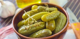 Castraveții murați au multe beneficii pentru sănătate dar pot fi și un pericol pentru cei care suferă de aceste boli