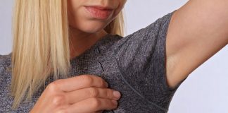 Probleme cu transpirația? Află ce trebuie să eviți și cum să cureți petele de pe haine