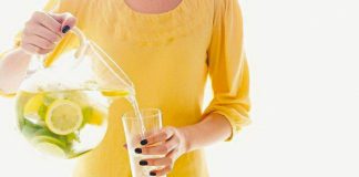 12 motive pentru care să-ți începi ziua cu un pahar de apă călduță cu lămâie