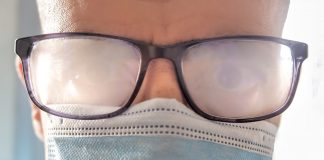 Cum să eviți aburirea ochelarilor când ești nevoit să porți masca de protecție