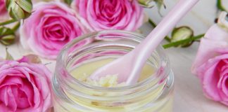 Cremă antirid de seară, făcută în casă cu apă de trandafiri