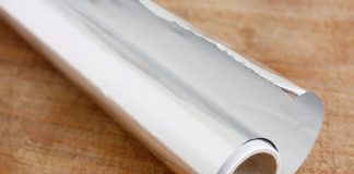 Folia de aluminiu te ajută în grădină, te ajută să calci mai repede, protejează trunchiul unui copac, curăță talpa fierului de călcat