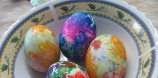 Tehnica simplă a vopsirii ouălelor cu hârtie creponată