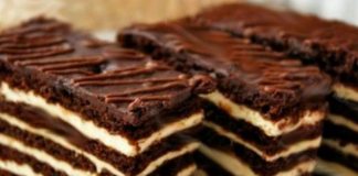 Prăjitură cremoasă în straturi, cu blat făcut din cacao și miere, și umplută cu cremă de vanilie