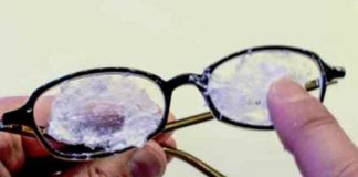 Un truc interesant pentru a indeparta petele si zgarieturile de pe ochelari