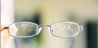 Acest truc elimină zgârieturile de pe ochelari cu un produs pe care îl folosești în fiecare zi
