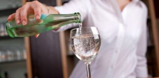 APA ACIDULATĂ crește pofta de mâncare și favorizează luarea în GREUTATE (Studiu)