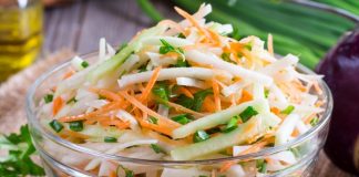 Salată de gulii şi mere – este o salată extrem de rapid de făcut, suculentă, gustoasă, pentru orice anotimp.