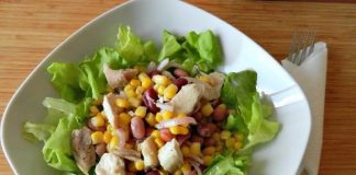 Salată cu piept de pui, fasole roșie, porumb și sos de iaurt cu usturoi – ușor de preparat și foarte gustoasă