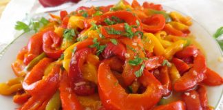 Salată de ARDEI COPŢI cu usturoi și verdeață – simplu de preparat şi extrem de gustoasă!