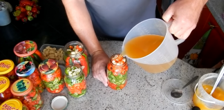 Ardei iute gustos, marinat cu oțet și miere, la borcan