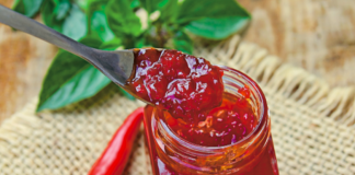 Dulceață de Ardei iuți – înlocuiește cu succes orice sos sau ketchup. Are și multe beneficii pentru sănătate.