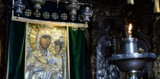 Rugăciune în faţa icoanei făcătoare de minuni a Maicii Domnului „Odighitria” (Îndrumătoarea) de la Mănăstirea Neamţ