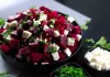 Salată de sfeclă roșie cu brânză feta – este atât de delicioasă și sănătoasă! Ingredientele salatei detoxifică ficatul, tratează anemia, luptă împotriva inflamației.