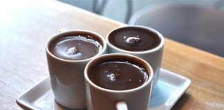 O cană cu CACAO caldă băută dimineaţa face minuni pentru sănătate (rețetă + beneficii)