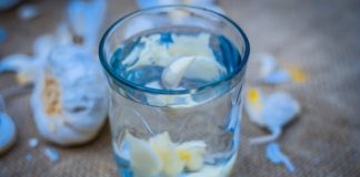 Puterea vindecătoare a apei cu usturoi: protejează rinichii de infecții și boli, scade tensiunea și colesterolul, întărește oasele!