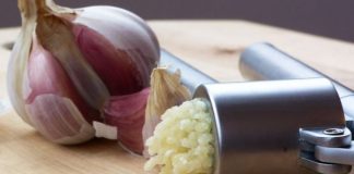 Usturoiul proaspăt zdrobit, remediu natural mai puternic decât pastilele din farmacii!