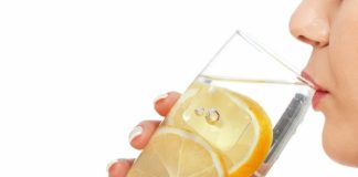 Apa caldă cu lămâie băută dimineața, pe stomacul gol – 10 beneficii majore pentru sănătate!