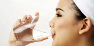 Începe ziua prin a bea 1-2 pahare de apă pe stomacul gol! – 10 beneficii pentru sănătate.