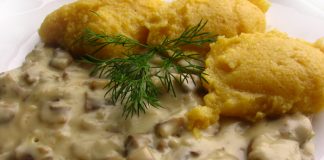 Ciulama de ciuperci cu mămăliguță. Un prânz absolut delicios în perioada postului!