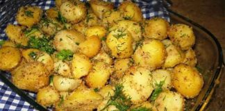 Cartofi la cuptor cu usturoi și pesmet! Se fac rapid și sunt super gustoși!