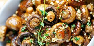 CIUPERCI la cuptor, cu usturoi și mirodenii – sunt aromate și foarte gustoase!