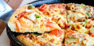 Pizza la tigaie, gata în 10 minute! Cu 6 linguri de făină și puțină smântână facem cel mai bun blat.