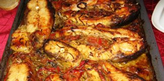 Plachie de peşte la cuptor, cu sos de roşii şi ardei – o reţetă savuroasă și uşor de preparat!