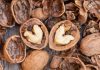 Nu mai aruncați Cojile de la Nuci. Au multe beneficii pentru sănătate!