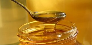 O linguriţă de miere înainte de culcare face minuni. Iată 8 efecte care te vor convinge să ai acest obicei în fiecare seară!