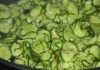 Salata de castraveți și usturoi scade colesterolul și reglează tensiunea arterială! Cum se prepară?