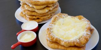 Cum se prepară cele mai delicioase plăcinte ungurești sau langoși, cu smântână și telemea sărată