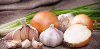 Usturoiul și ceapa țin virușii la distanță și scad tensiunea!