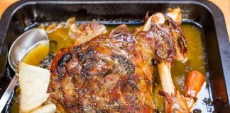 Friptură de miel la cuptor cu vin și usturoi verde – fragedă și delicioasă!