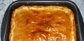 Plăcinta pe care poți să o gătești chiar și în fiecare zi. Smântână, câteva ouă, cașcaval, făină – și plăcinta pufoasă este gata!