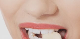 Curăță un cățel de usturoi și ține-l în gură 30 de minute, fără să-l mesteci. Este bine să faci asta dimineața, după ce te trezești!