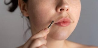 Ce boală ai dacă îți ies fire de păr în barbă sau ai mustață. Toate femeile trebuie să știe!