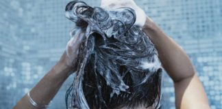 Ce să adaugi în șampon ca să oprești căderea părului. Este un truc simplu, dar cu efecte miraculoase!