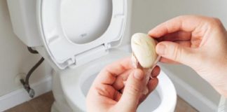 De ce am început să arunc un cățel de usturoi în toaletă înainte de a merge la culcare