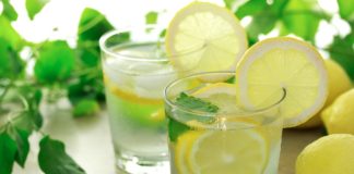 Bea zilnic un pahar de apă cu lămâie, pe stomacul gol. Află cum acționează pentru sănătatea ta!