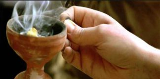 „CUM a PROCEDAT o MAMA pentru FIUL ei …?” Aprinde tamaie in casa zilnic! Asta iti poate schimba viata