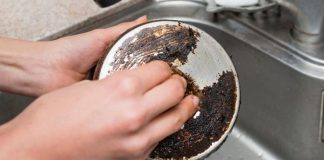 Aflați cum să curățați fundul cratițelor, oalelor și tigăilor lăsându-le ca noi