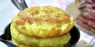 Turte delicioase cu mălai – ai nevoie de 300 gr făina de porumb, 1 ou, 200 gr brânză, 1 cățel de usturoi …