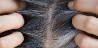 Scapă de părul alb în doar 50 de minute cu o vopsea făcută în casă. Ai nevoie de 4 ingrediente naturale!
